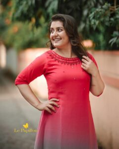 Sarayu Mohan Instagram - @lepapillonkochi5 ‘s Xmas collection 3❤️ Double shade,neck mirror work and beads work! Grab for Xmas! MUA @meeramax_makeupartist_ Shot by @_story_telle__r Thanks to @meeramax_academy