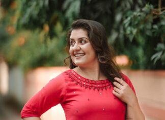 Sarayu Mohan Instagram - @lepapillonkochi5 ‘s Xmas collection 3❤️ Double shade,neck mirror work and beads work! Grab for Xmas! MUA @meeramax_makeupartist_ Shot by @_story_telle__r Thanks to @meeramax_academy