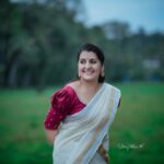 Sarayu Mohan Instagram - വിജയദശമി ആശംസകൾ ♥️ Chottanikkara, India