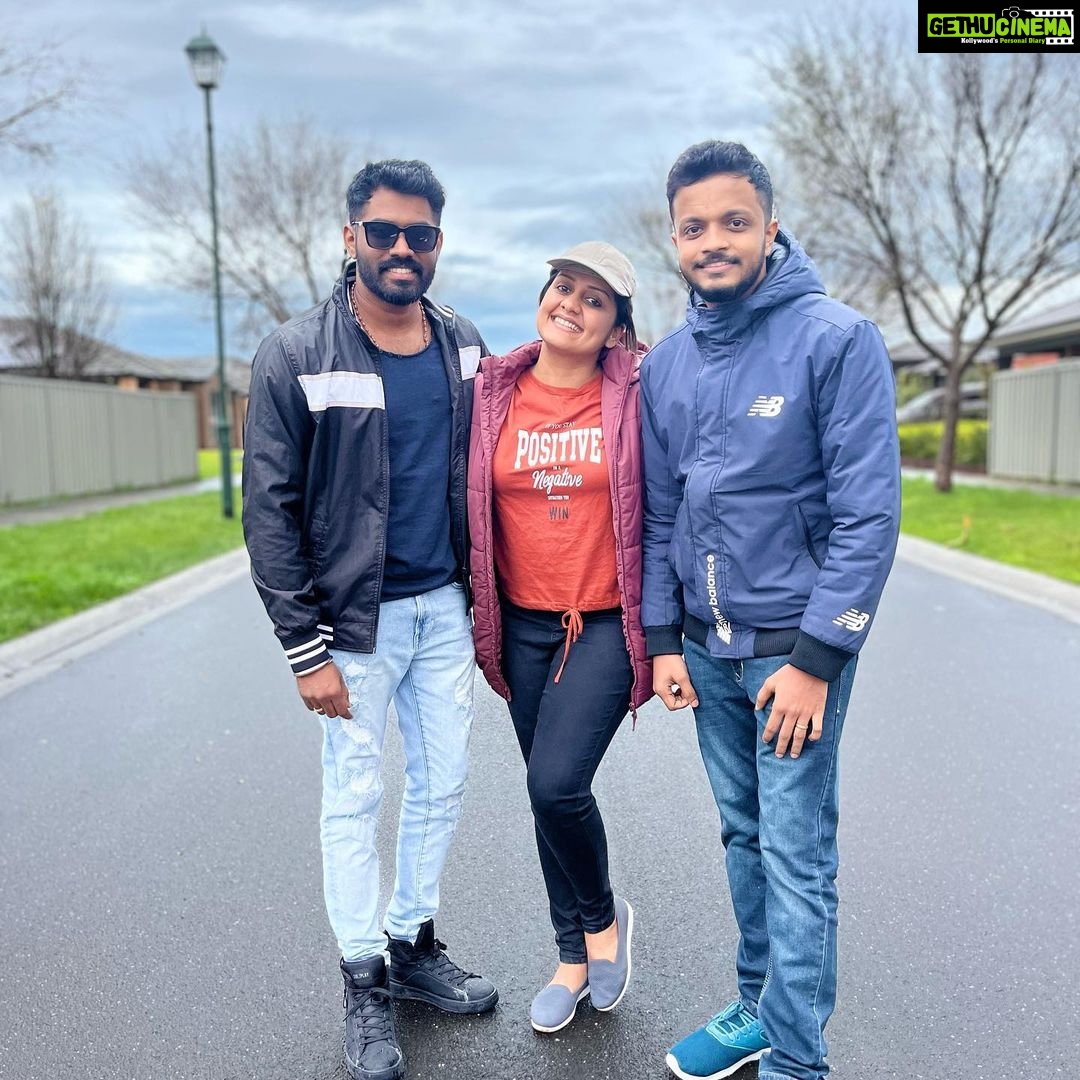 Sarayu Mohan Instagram - No worries! ഇടയ്ക്കിടയ്ക്ക് പറഞ്ഞു... ഓർമിപ്പിച്ചു... തെളിഞ്ഞ, നീലിച്ച ആകാശവും, വെള്ള മണൽത്തരികളും നിറയേ പൂക്കളും തണുപ്പും വെയിലും എല്ലാം ഒത്തു ചേർന്നൊരാ ഓസ്ട്രേലിയ... ♥️ ഒരു ഓണക്കാലം വീടായി മാറിയ നാടിനും, ചേർത്ത് പിടിച്ച മനസുകൾക്കും കൂടെ പറന്ന കൂട്ടുകാർക്കും നിറയേ സ്നേഹം... ഒന്നിച്ചിരുന്നയെന്നും ഓണമായിരുന്നു!!!❤️ Australia