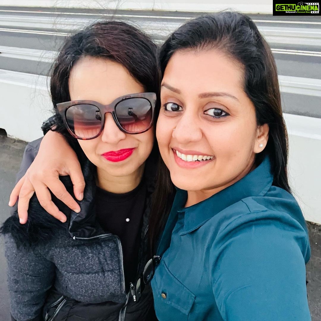 Sarayu Mohan Instagram - No worries! ഇടയ്ക്കിടയ്ക്ക് പറഞ്ഞു... ഓർമിപ്പിച്ചു... തെളിഞ്ഞ, നീലിച്ച ആകാശവും, വെള്ള മണൽത്തരികളും നിറയേ പൂക്കളും തണുപ്പും വെയിലും എല്ലാം ഒത്തു ചേർന്നൊരാ ഓസ്ട്രേലിയ... ♥️ ഒരു ഓണക്കാലം വീടായി മാറിയ നാടിനും, ചേർത്ത് പിടിച്ച മനസുകൾക്കും കൂടെ പറന്ന കൂട്ടുകാർക്കും നിറയേ സ്നേഹം... ഒന്നിച്ചിരുന്നയെന്നും ഓണമായിരുന്നു!!!❤️ Australia