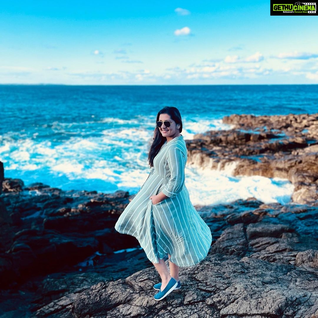 Sarayu Mohan Instagram - No worries! ഇടയ്ക്കിടയ്ക്ക് പറഞ്ഞു... ഓർമിപ്പിച്ചു... തെളിഞ്ഞ, നീലിച്ച ആകാശവും, വെള്ള മണൽത്തരികളും നിറയേ പൂക്കളും തണുപ്പും വെയിലും എല്ലാം ഒത്തു ചേർന്നൊരാ ഓസ്ട്രേലിയ... ♥️ ഒരു ഓണക്കാലം വീടായി മാറിയ നാടിനും, ചേർത്ത് പിടിച്ച മനസുകൾക്കും കൂടെ പറന്ന കൂട്ടുകാർക്കും നിറയേ സ്നേഹം... ഒന്നിച്ചിരുന്നയെന്നും ഓണമായിരുന്നു!!!❤️ Australia