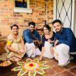 Sarayu Mohan Instagram - No worries! ഇടയ്ക്കിടയ്ക്ക്  പറഞ്ഞു... ഓർമിപ്പിച്ചു... തെളിഞ്ഞ, നീലിച്ച ആകാശവും, വെള്ള മണൽത്തരികളും നിറയേ പൂക്കളും തണുപ്പും വെയിലും എല്ലാം ഒത്തു ചേർന്നൊരാ ഓസ്ട്രേലിയ... ♥️ ഒരു ഓണക്കാലം വീടായി മാറിയ നാടിനും, ചേർത്ത് പിടിച്ച മനസുകൾക്കും കൂടെ പറന്ന കൂട്ടുകാർക്കും നിറയേ സ്നേഹം... ഒന്നിച്ചിരുന്നയെന്നും ഓണമായിരുന്നു!!!❤️ Australia