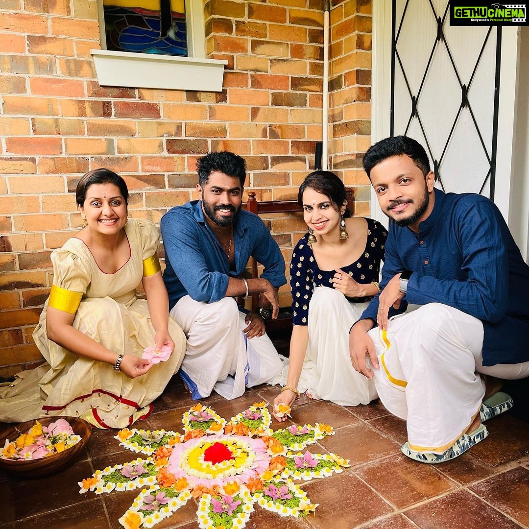Sarayu Mohan Instagram - No worries! ഇടയ്ക്കിടയ്ക്ക് പറഞ്ഞു... ഓർമിപ്പിച്ചു... തെളിഞ്ഞ, നീലിച്ച ആകാശവും, വെള്ള മണൽത്തരികളും നിറയേ പൂക്കളും തണുപ്പും വെയിലും എല്ലാം ഒത്തു ചേർന്നൊരാ ഓസ്ട്രേലിയ... ♥️ ഒരു ഓണക്കാലം വീടായി മാറിയ നാടിനും, ചേർത്ത് പിടിച്ച മനസുകൾക്കും കൂടെ പറന്ന കൂട്ടുകാർക്കും നിറയേ സ്നേഹം... ഒന്നിച്ചിരുന്നയെന്നും ഓണമായിരുന്നു!!!❤️ Australia