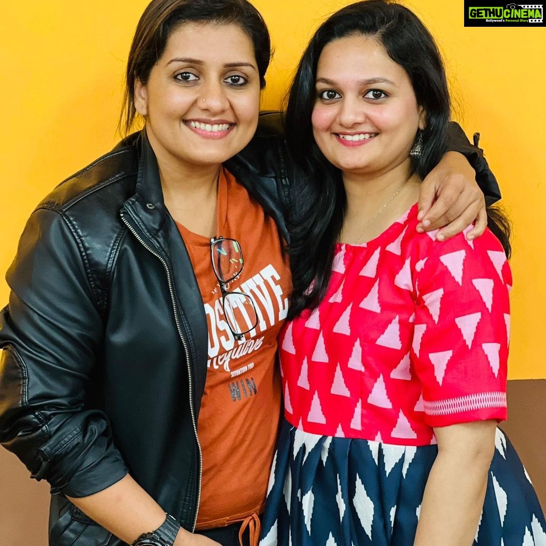 Sarayu Mohan Instagram - No worries! ഇടയ്ക്കിടയ്ക്ക് പറഞ്ഞു... ഓർമിപ്പിച്ചു... തെളിഞ്ഞ, നീലിച്ച ആകാശവും, വെള്ള മണൽത്തരികളും നിറയേ പൂക്കളും തണുപ്പും വെയിലും എല്ലാം ഒത്തു ചേർന്നൊരാ ഓസ്ട്രേലിയ... ♥️ ഒരു ഓണക്കാലം വീടായി മാറിയ നാടിനും, ചേർത്ത് പിടിച്ച മനസുകൾക്കും കൂടെ പറന്ന കൂട്ടുകാർക്കും നിറയേ സ്നേഹം... ഒന്നിച്ചിരുന്നയെന്നും ഓണമായിരുന്നു!!!❤️ Australia
