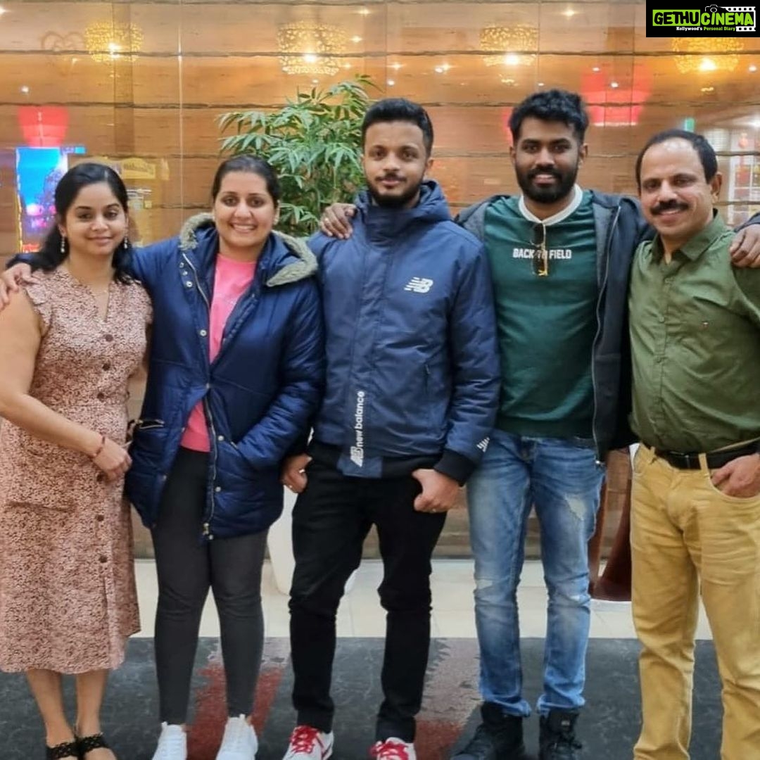 Sarayu Mohan Instagram - No worries! ഇടയ്ക്കിടയ്ക്ക് പറഞ്ഞു... ഓർമിപ്പിച്ചു... തെളിഞ്ഞ, നീലിച്ച ആകാശവും, വെള്ള മണൽത്തരികളും നിറയേ പൂക്കളും തണുപ്പും വെയിലും എല്ലാം ഒത്തു ചേർന്നൊരാ ഓസ്ട്രേലിയ... ♥️ ഒരു ഓണക്കാലം വീടായി മാറിയ നാടിനും, ചേർത്ത് പിടിച്ച മനസുകൾക്കും കൂടെ പറന്ന കൂട്ടുകാർക്കും നിറയേ സ്നേഹം... ഒന്നിച്ചിരുന്നയെന്നും ഓണമായിരുന്നു!!!❤️ Australia