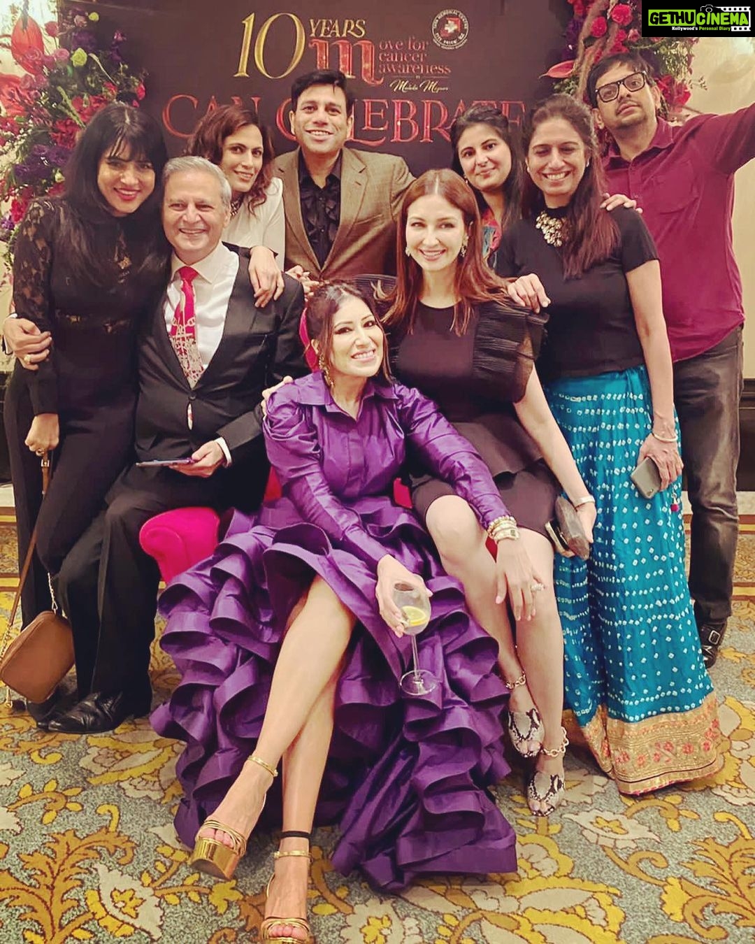 Saumya Tandon Instagram - What a beautiful and fun night yesterday. Celebrating 10 years of giving with @mirpurimaheka , her initiative #mcan has been donating in tata cancer memorial hostipal. Her initiative MCAN has donated 10 cr till now in 10 years. And offcourse what fun to meet friends , my husband is funny he clicks pictures with me as if I am a stranger π, glad to have you Divyansh. More crazy dancing videos are censored , my husband is so shy we all make fun of himπ