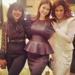Saumya Tandon Instagram - What a beautiful and fun night yesterday. Celebrating 10 years of giving with @mirpurimaheka , her initiative #mcan has been donating in tata cancer memorial hostipal. Her initiative MCAN has donated 10 cr till now in 10 years. And offcourse what fun to meet friends , my husband is funny he clicks pictures with me as if I am a stranger 😂, glad to have you Divyansh. More crazy dancing videos are censored , my husband is so shy we all make fun of him🙈