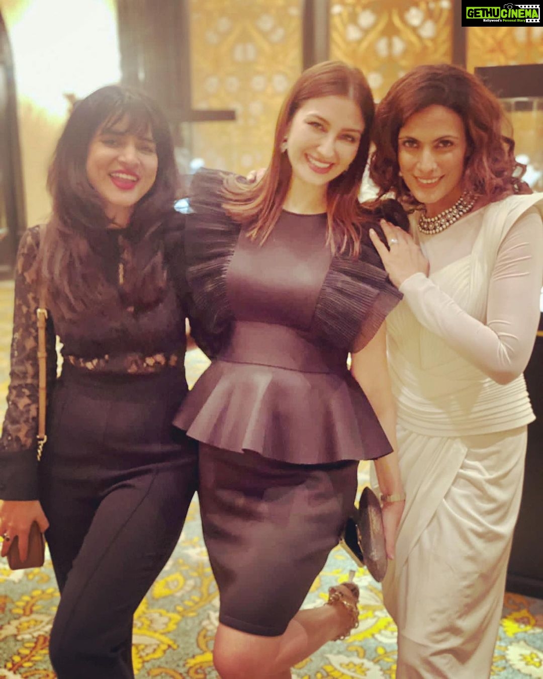 Saumya Tandon Instagram - What a beautiful and fun night yesterday. Celebrating 10 years of giving with @mirpurimaheka , her initiative #mcan has been donating in tata cancer memorial hostipal. Her initiative MCAN has donated 10 cr till now in 10 years. And offcourse what fun to meet friends , my husband is funny he clicks pictures with me as if I am a stranger π, glad to have you Divyansh. More crazy dancing videos are censored , my husband is so shy we all make fun of himπ