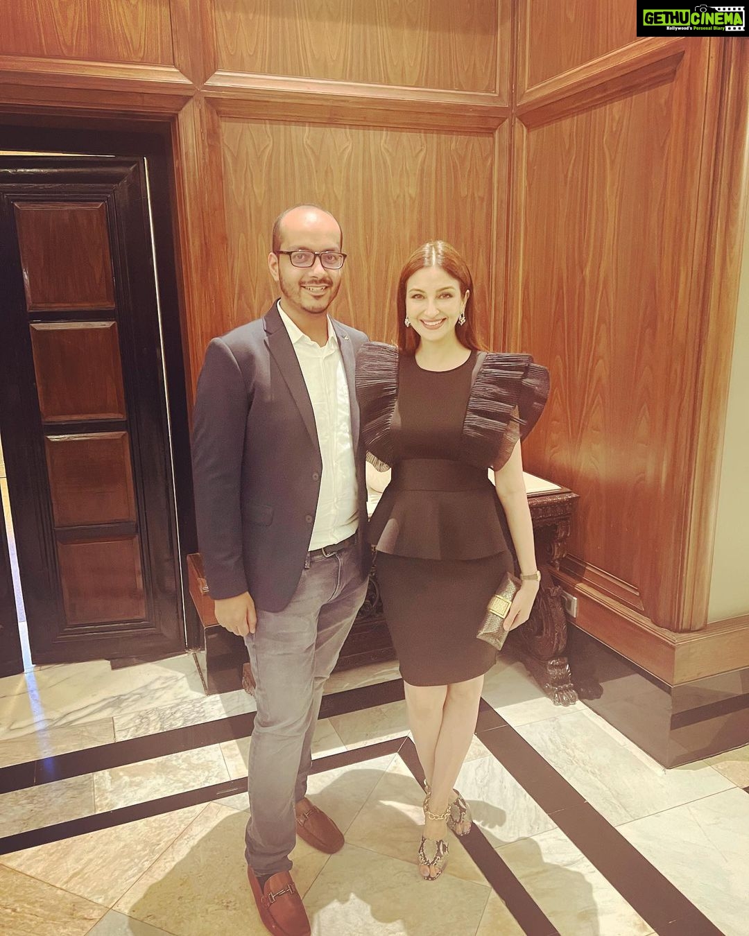 Saumya Tandon Instagram - What a beautiful and fun night yesterday. Celebrating 10 years of giving with @mirpurimaheka , her initiative #mcan has been donating in tata cancer memorial hostipal. Her initiative MCAN has donated 10 cr till now in 10 years. And offcourse what fun to meet friends , my husband is funny he clicks pictures with me as if I am a stranger π, glad to have you Divyansh. More crazy dancing videos are censored , my husband is so shy we all make fun of himπ
