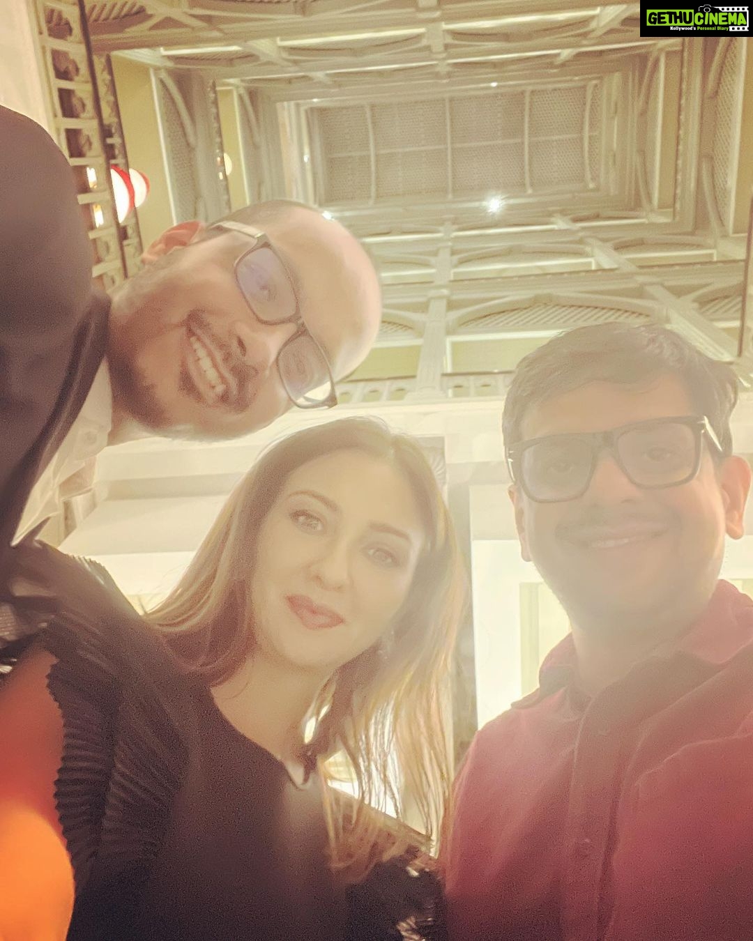 Saumya Tandon Instagram - What a beautiful and fun night yesterday. Celebrating 10 years of giving with @mirpurimaheka , her initiative #mcan has been donating in tata cancer memorial hostipal. Her initiative MCAN has donated 10 cr till now in 10 years. And offcourse what fun to meet friends , my husband is funny he clicks pictures with me as if I am a stranger π, glad to have you Divyansh. More crazy dancing videos are censored , my husband is so shy we all make fun of himπ