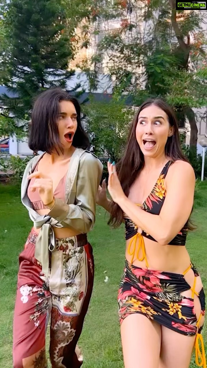 Scarlett Mellish Wilson Instagram - Holly Gone Bolly 🇮🇳💃🏻 Best friends meeting after 4 years!!!! 👯‍♀️😍 🎥 @mainiamita 💖 #reels #reelsinstagram #reelitfeelit #explore #swayxeolechudiyan #sway #k3g #viral #trend #trending #video #challenge #english #hindi #scarlettwilson #laurengottlieb Mumbai, Maharashtra