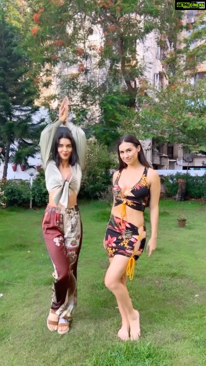 Scarlett Mellish Wilson Instagram - BLoopers Sways and Slays ❤️‍🔥❤️‍🔥❤️‍🔥 🎥 @mainiamita 💖 #reels #reelsinstagram #reelitfeelit #explore #swayxeolechudiyan #sway #k3g #viral #trend #trending #video #challenge #michaelbuble #scarlettwilson #laurengottlieb Mumbai, Maharashtra