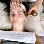 Scarlett Mellish Wilson Instagram – This facial and the tools Dimple used are an absolute must for keeping the face sculpted ! Great for cheek bones , fine lines under eyes and jaw definition ! 

 Posted @withregram • @dimpleamani The process: Internal oral – Buccal massage using Ancient Kansa wand , lymphatic drainage massage infused with sculpting and contouring unique techniques by DimpleAmani 
Results check previous Reel 😍 

Treatment – Miracle Velvet Facial with Buccal Massage 

#buccalmassage #jawline #contour #face #naturalfacelift #lymphaticdrainage