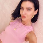 Scarlett Mellish Wilson Instagram - Introducing @casalltraining new colour capsule sustainable collection SS22! @casalltraining @endwomens @endclothing ‘Let your Inner goddess shine bright’ Casall Colour Capsule Launch UK #casall #colourcapsule #conciouschoice #endclothing #chakrahealing #yoga #yogaclothes #fitness #lifestyle #sustainability #sustainablefashion #sustainablefitness #endwomen #london @cactusandalmonds 📸 @sianleighrizo Casall’s sustainability promise, Conscious Choice. Innovation is at the core of what we do, from production, fabric and material choices and 200x washes guaranteed. . 100% of the SS22 collection therefore is made up of products produced of recycled, biodegradable or renewable raw materials and always with as little environmental impact as possible.