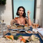 Scarlett Mellish Wilson Instagram - Fun in the English sun ☀️.. swipe for more 👉🏼 … @bisushima #coventgarden #foodblogger #foodreel #influencer #london #food #beautifulfood #londonrestaurant #foodie #winelover #london #londoninfluencer #londonfoodie #foodie #foodieofinstagram #zara @zara