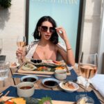 Scarlett Mellish Wilson Instagram - Fun in the English sun ☀️.. swipe for more 👉🏼 … @bisushima #coventgarden #foodblogger #foodreel #influencer #london #food #beautifulfood #londonrestaurant #foodie #winelover #london #londoninfluencer #londonfoodie #foodie #foodieofinstagram #zara @zara