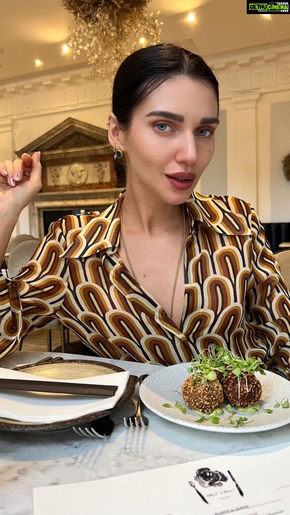 Scarlett Mellish Wilson Instagram - Anyone love sushi and want to know where the best vegan spot is in London !! @holycarrotrestaurant is your answer ! Thank me later ! #foodblogger #foodreel #influencer #london #food #beautifulfood #londonrestaurant #foodie #winelover #london #londoninfluencer #londonfoodie #foodie #foodieofinstagram #plantbasedrestaurantlondon #plantbasedlondon #veganlondon #veganfoodlondon #holycarrot #beautifulfood #collaboration