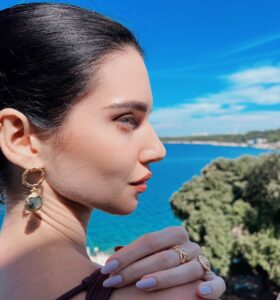 Scarlett Mellish Wilson Instagram - Did someone say 25% off everything at @ottomanhands for Black Friday 😜 

The most beautiful jewellery! #jewellerycampaign #jewelleryad #travelinfluencer @grandhotelbrionipula #ad #influencer #lifestylemodel #englishmodel #modellondon #ukmodel