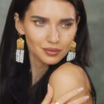 Scarlett Mellish Wilson Instagram – Challenging my inner Egyptian.. Getting my @ottomanhands Artizan Drop earrings out for winter ! 

Skin care @alumiermduk 

#ottomanhands #ottomanhandsjewelry #londonjewellery