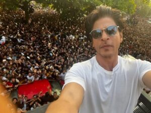 Shah Rukh Khan Instagram - It’s so lovely to live in front of the sea…..the sea of love that spreads all around me on my birthday….thank u. Grateful for making me feel so special….& happy.