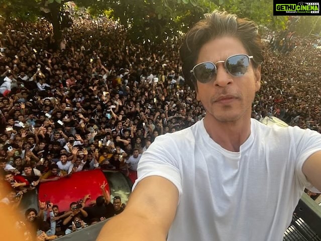 Shah Rukh Khan Instagram - It’s so lovely to live in front of the sea…..the sea of love that spreads all around me on my birthday….thank u. Grateful for making me feel so special….& happy.