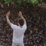 Shah Rukh Khan Instagram – The sea of love as I see it. Thank u all for being there and making this day ever so special. Gratitude…and only Love to you all.