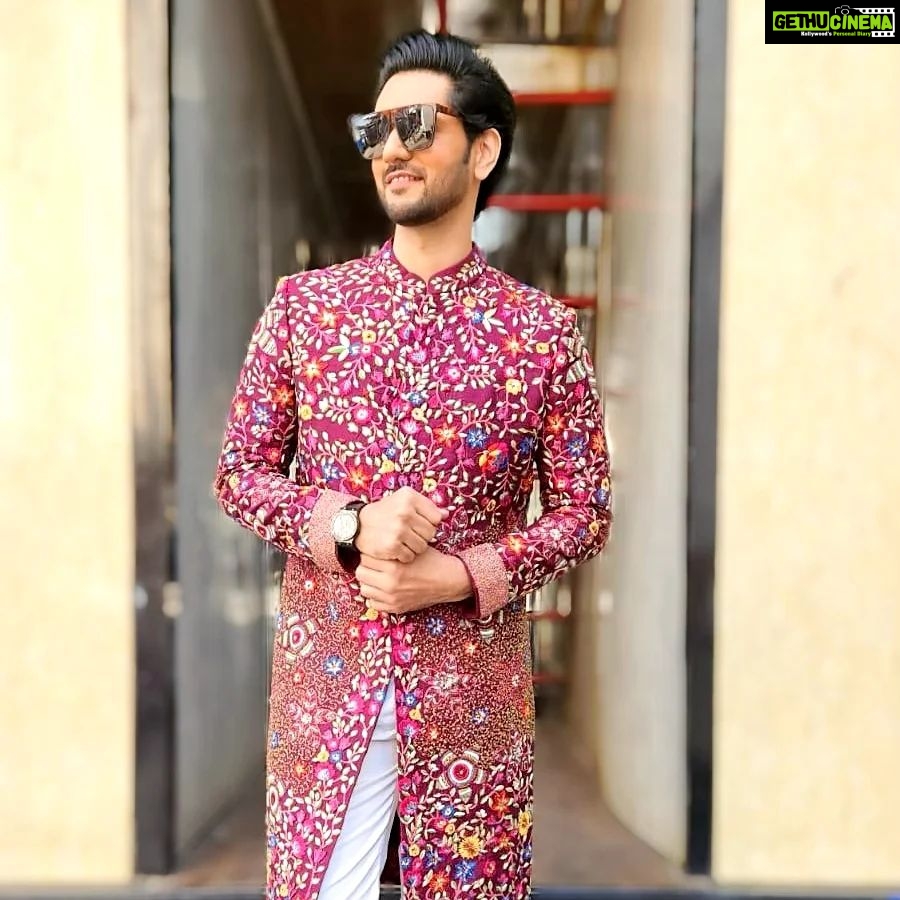 Shakti Arora Instagram - 🫶 . Styled by @nishankh_sainani Outfit @gutluofficial #shaktiarora . . #indianwear #ethinicwear #ethnic #sherwani #traditional #indianoutfit