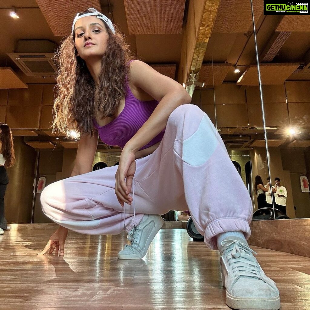 Shakti Mohan Instagram - feelin hip hoppish 📻 Keep getting inspired by @nrityashakti faculty & team 🦥 So much to learn 🤟🏼 Love yall for creating this positive and inspiring energy in the space throughout 🤍 Poses advised by @arvindvastrakar 🕺🏻 (couldn’t do all of them though) Captured by my lil one @psy444_fauj 🐥