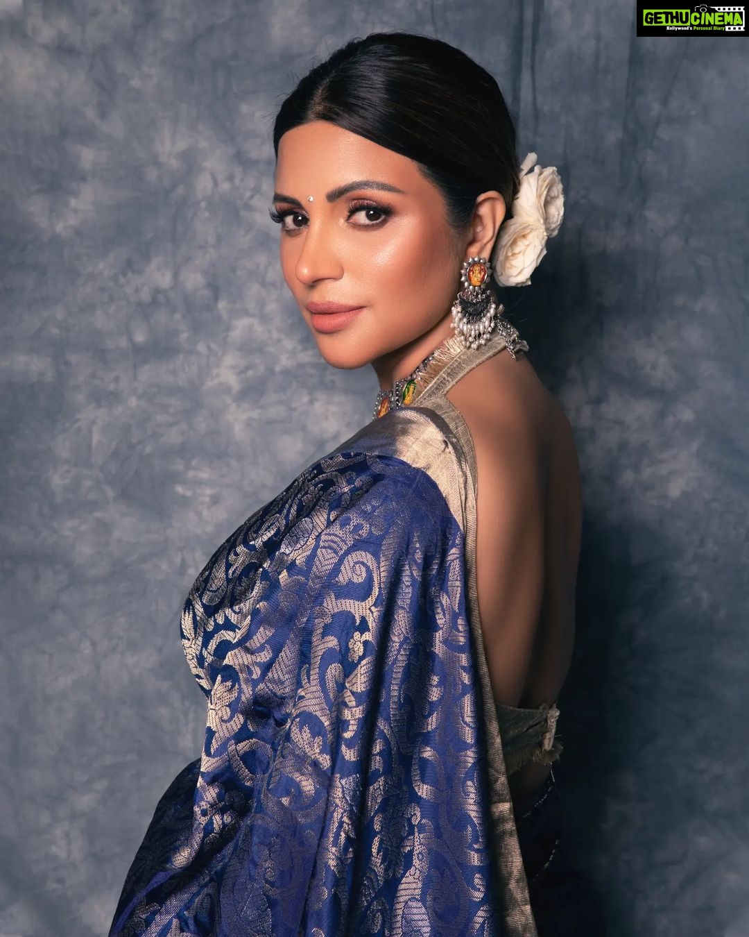 Shama Sikander Instagram - Saadgi💙 . . . #beauty #blue #gorgeous #pretty #smile #sadgi #trending #traditional #ethenic #shootdairies #shamasikander