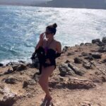 Shama Sikander Instagram - Koi lauta de mere nature wale wo din…. #majormissing #mykonos #beaches #beachlife #beachvibes #beachwear #holiday #summerholidays