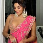Shama Sikander Instagram - खामोश रह कर अदाओं से मदहोश करती हो तुम्हारी आँखें यह कहती है तुम मुझपर मरती हो . . . #haya #aadayein💘😍❤️ #bollywood #photoshoot #shootdairies #actorslife #shamasikander