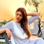 Shama Sikander Instagram - Kuch pyari si tasveerien meri aane wali Short film MOMBAE ke set se… light acchi lagi to photo kheench li , ummeed hai aap sabko pasand aayengi…☺️ . . . #shootingtime #actorslife #bollywood #shortfilms #photos #shootdairies #hardwork #blessed #shamasikander