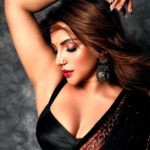 Shama Sikander Instagram - कितनी मासूमियत है उनके चेहरे पर, सामने से ज्यादा उन्हें छुपकर देखना अच्छा लगता है। . . . #stylefashion #black #love #traditional #actorslife #photoshoot #shootdairies #shamasikander