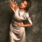 Shama Sikander Instagram - Stop✋ . . . #look #stylefashion #grey #makeup #photoshoot #shootdairies #outfit #actorslife #shamasikander