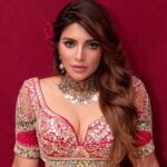 Shama Sikander Instagram - कभी तो मेरी आंखें पढ़ लिया करो इनमे तुम्हारा इश्क नजर आता है..! . . . #stylefashion #indianwear #fashionstyle #photooftheday #photoshoot #shootdairies #eyes #shamasikander #actorslife
