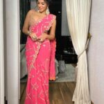 Shama Sikander Instagram - खामोश रह कर अदाओं से मदहोश करती हो तुम्हारी आँखें यह कहती है तुम मुझपर मरती हो . . . #haya #aadayein💘😍❤️ #bollywood #photoshoot #shootdairies #actorslife #shamasikander