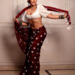 Shama Sikander Instagram - Tera pallu sarka jaaye re..... . . . #sareelover #shootdairies #photoshoot #indianwear #ellegance #beauty #bollywood #stylefashion #trending #instagood #shamasikander