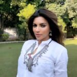 Shama Sikander Instagram - Who agrees??? 😄😄😄 leave a 🙌🏻. #realityoflife #funnyreels #banno #shamasikander #hot #glam #diva #attitude #transitionreels #truth