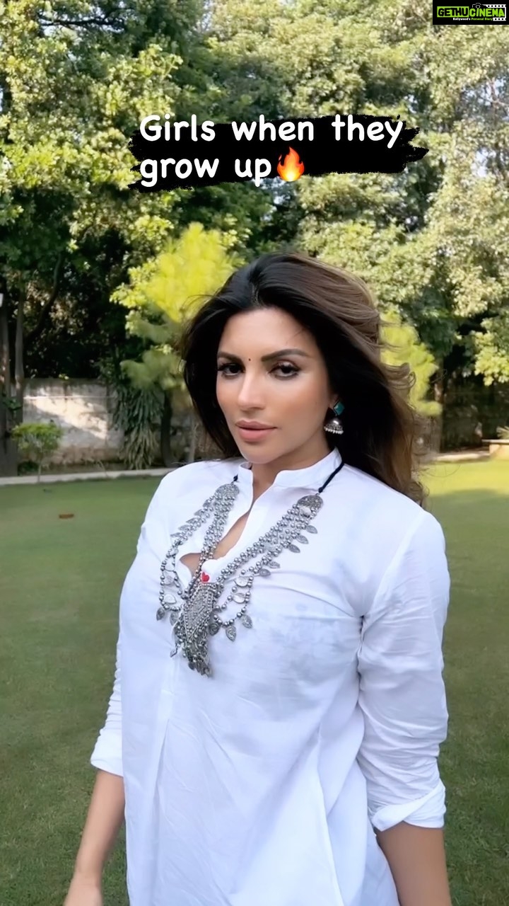 Shama Sikander Instagram - Who agrees??? 😄😄😄 leave a 🙌🏻. #realityoflife #funnyreels #banno #shamasikander #hot #glam #diva #attitude #transitionreels #truth