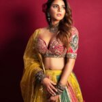 Shama Sikander Instagram - रोज इक ताज़ा शेर कहाँ तक लिखूं तेरे लिए, तुझमें तो रोज ही एक नई बात हुआ करती है। . . . #shyari #love #stylish #indian #indianwear #instadaily #instafashion #traditional #fashionstyle #actorslife #happiness #shamasikander