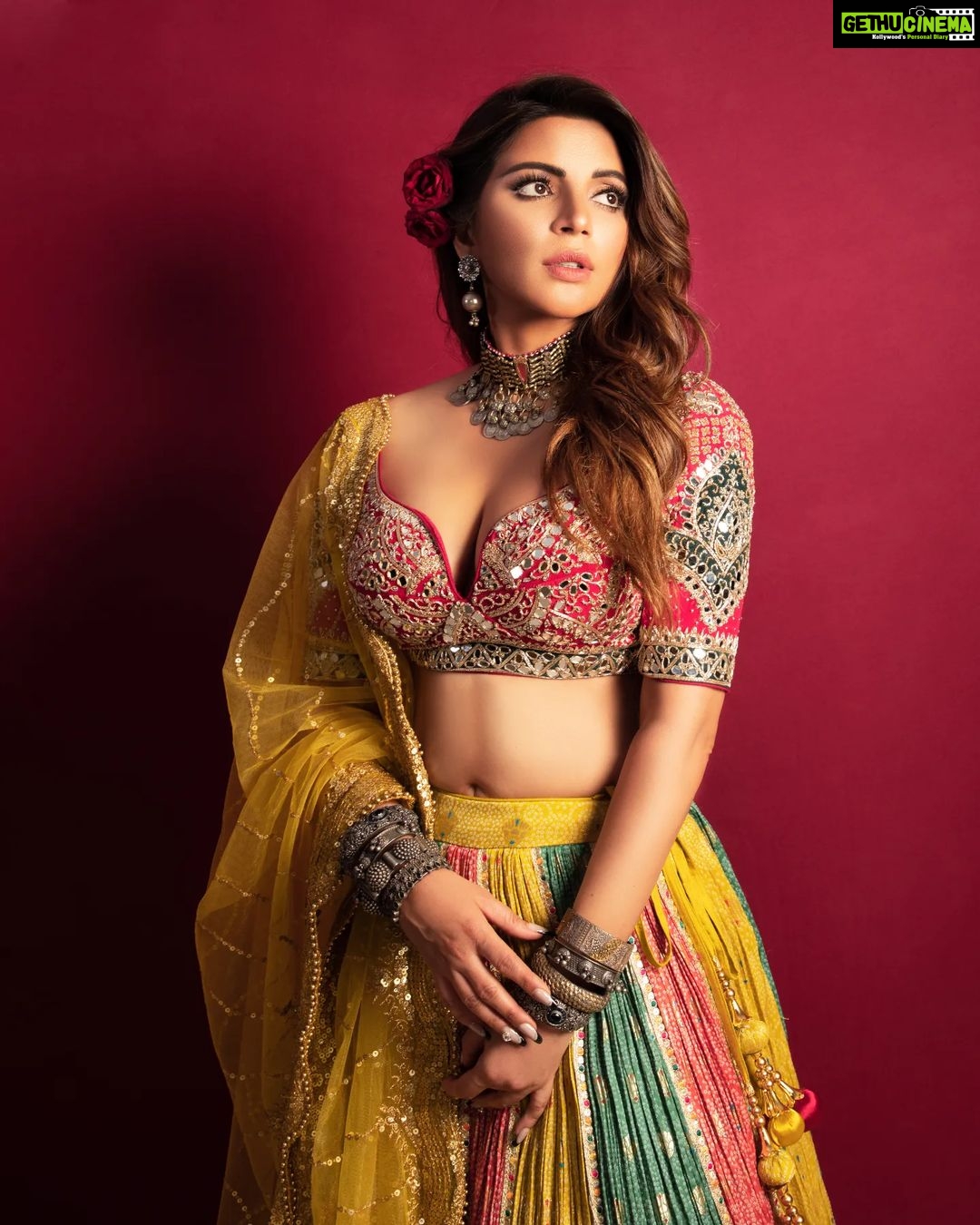 Shama Sikander Instagram - रोज इक ताज़ा शेर कहाँ तक लिखूं तेरे लिए, तुझमें तो रोज ही एक नई बात हुआ करती है। . . . #shyari #love #stylish #indian #indianwear #instadaily #instafashion #traditional #fashionstyle #actorslife #happiness #shamasikander