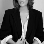 Shama Sikander Instagram - I just flipped the switch..... . . . #reelsinstagram #photoshoot #reelitfeelit #blackandwhite #photography #trending #viral #expressions #woman #sassy #stylish #reelsindia #shamasikanderreels