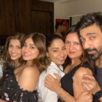 Shamita Shetty Instagram - Week- ending with friends ❤️🦋 Thankyou @ashishchowdhryofficial @samitabangargi for such a fun evening ❤️ . . . #fun #weekendvibes #friends #love #gratitude