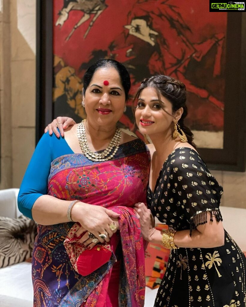 Shamita Shetty Instagram - Momie n me 🙆‍♀️ @sunandashetty10 #mothersanddaughters #family #love #gratitude