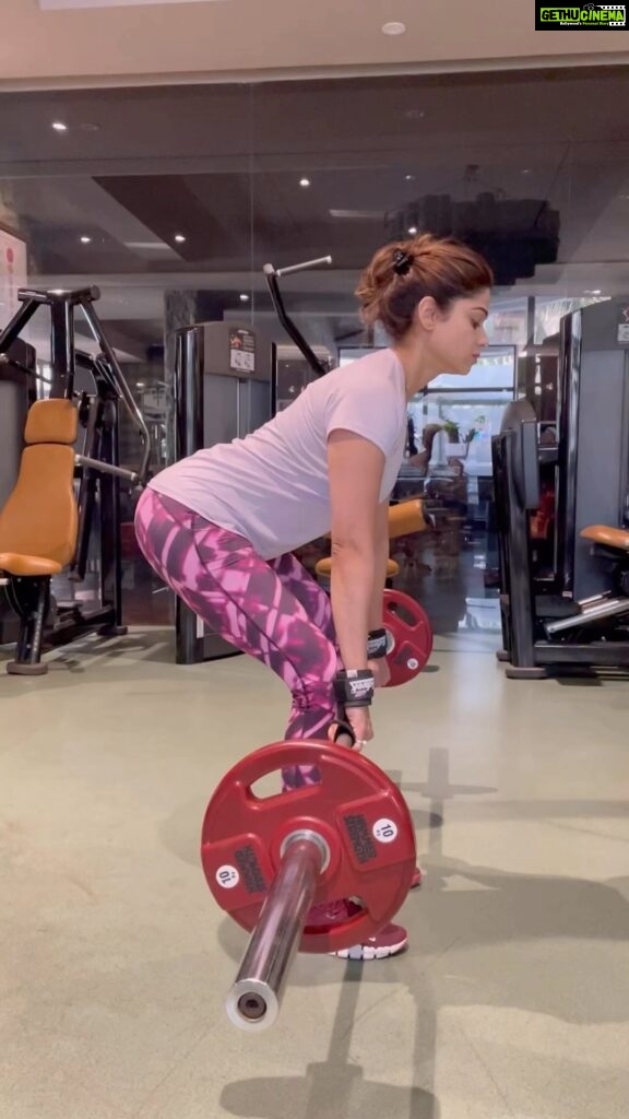 Shamita Shetty Instagram - I’ve got my own Back 💪 Sharing snippets from my Back Training Day 🏋‍♀️ If you want to get strong and achieve the body of your dreams, there is just one way- Lift Weights! @clubrpm @yashmeenchauhan . . . . . #mondaymotivation #weighttraining #gymmotivation #gymgirl #fitness #strengthtraining #love #positivity #gratitude
