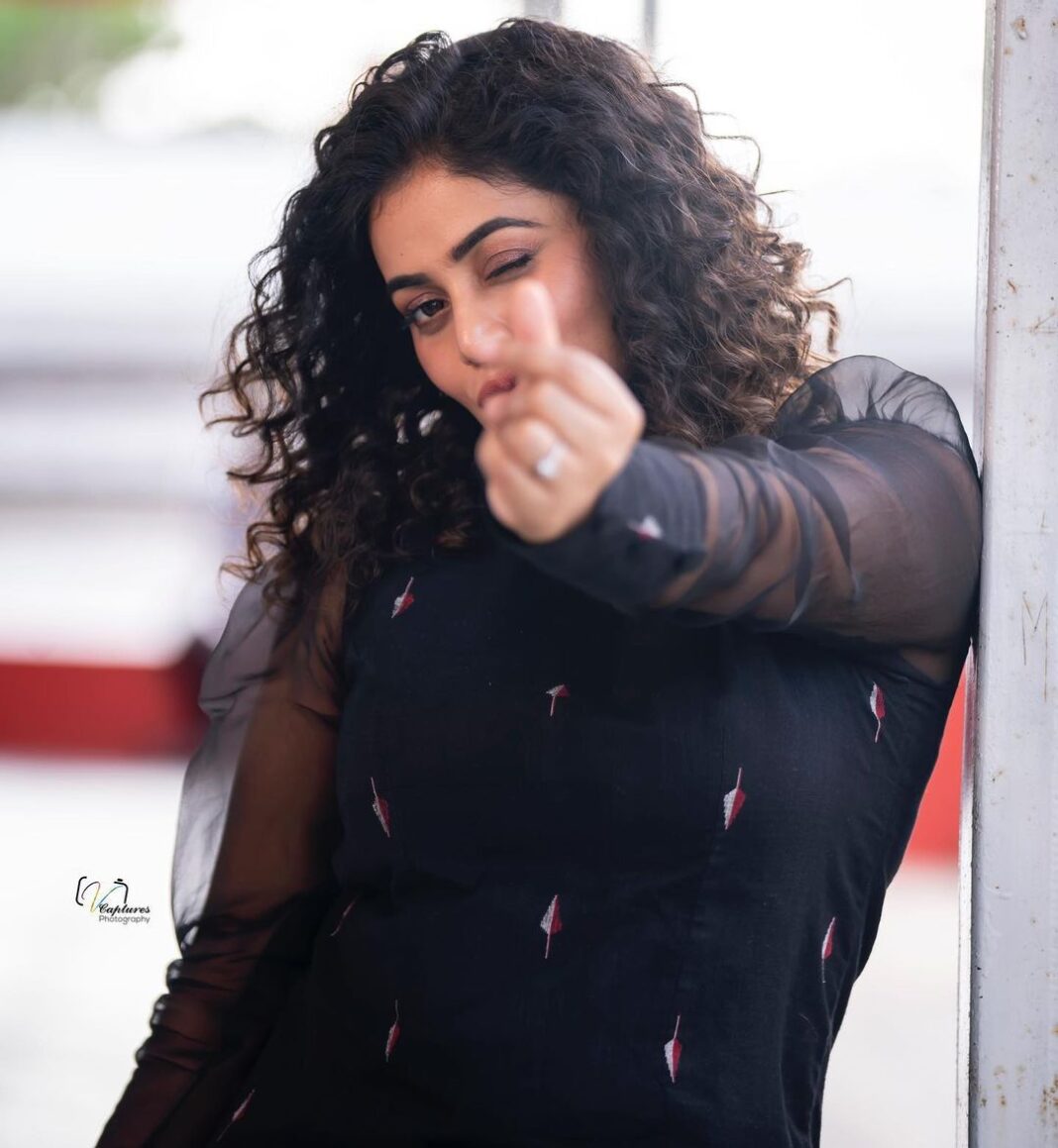 Shamna Kasim Instagram - Live life, be happy and have fun❤️ Styled by @impriyankasahajananda Outfit @airavata.life Jewlry @kushalsfashionjewellery Photography @v_capturesphotography Hairstylist @hairartistpoojagupta Personal staff @pranay_kohli #styledbypriyankasahajananda #etvtelugu #dhee14dancingicon #lovemyjob ❤️