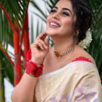 Shamna Kasim Instagram - Styling: @vasudevan.arun Saree: @paroscouture Makeup&hair: @abilashchickumakeupartist Pics: @gananbabu Jwellery: @riha_fashion_jewellary