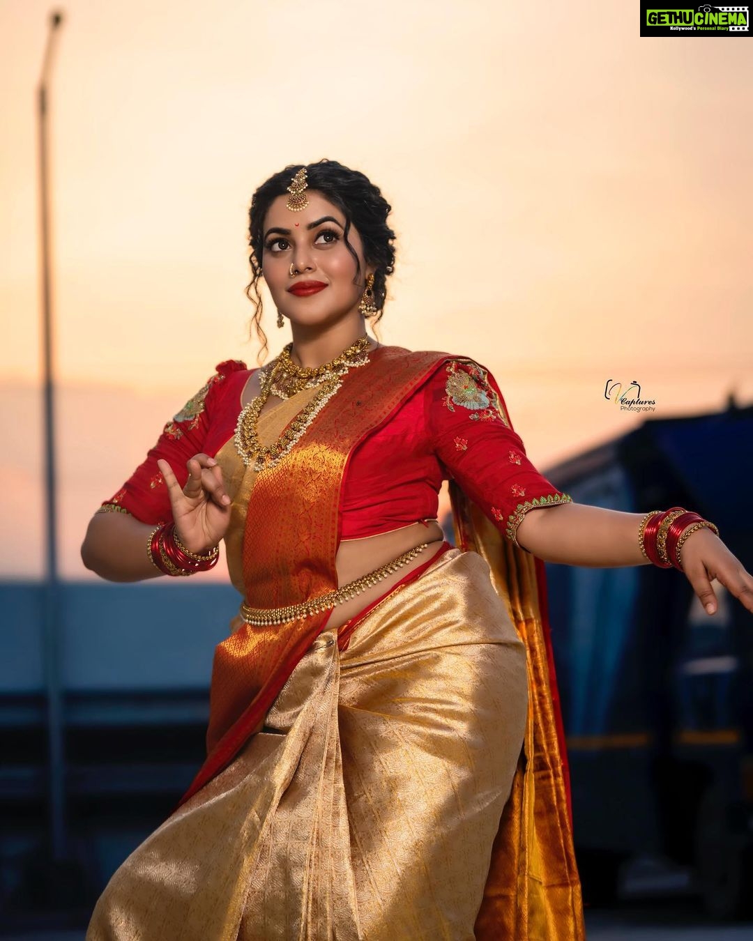 Shamna Kasim Instagram - Be your own kind of beautiful…. Styled by @impriyankasahajananda Saree @brandmandir Blouse @r.for.rupamani Jewlry @kushalsfashionjewellery Pics @v_capturesphotography Hairstylist @hairartistpoojagupta #etvtelugu #dhee14dancingicon #styledbypriyankasahajananda #lovemyjob
