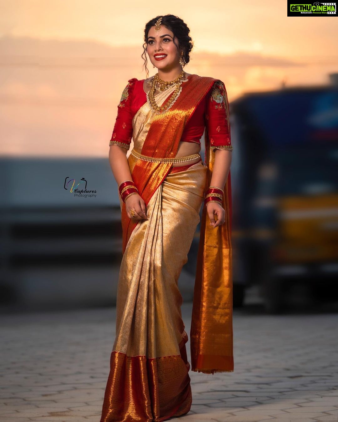 Shamna Kasim Instagram - Be your own kind of beautiful…. Styled by @impriyankasahajananda Saree @brandmandir Blouse @r.for.rupamani Jewlry @kushalsfashionjewellery Pics @v_capturesphotography Hairstylist @hairartistpoojagupta #etvtelugu #dhee14dancingicon #styledbypriyankasahajananda #lovemyjob